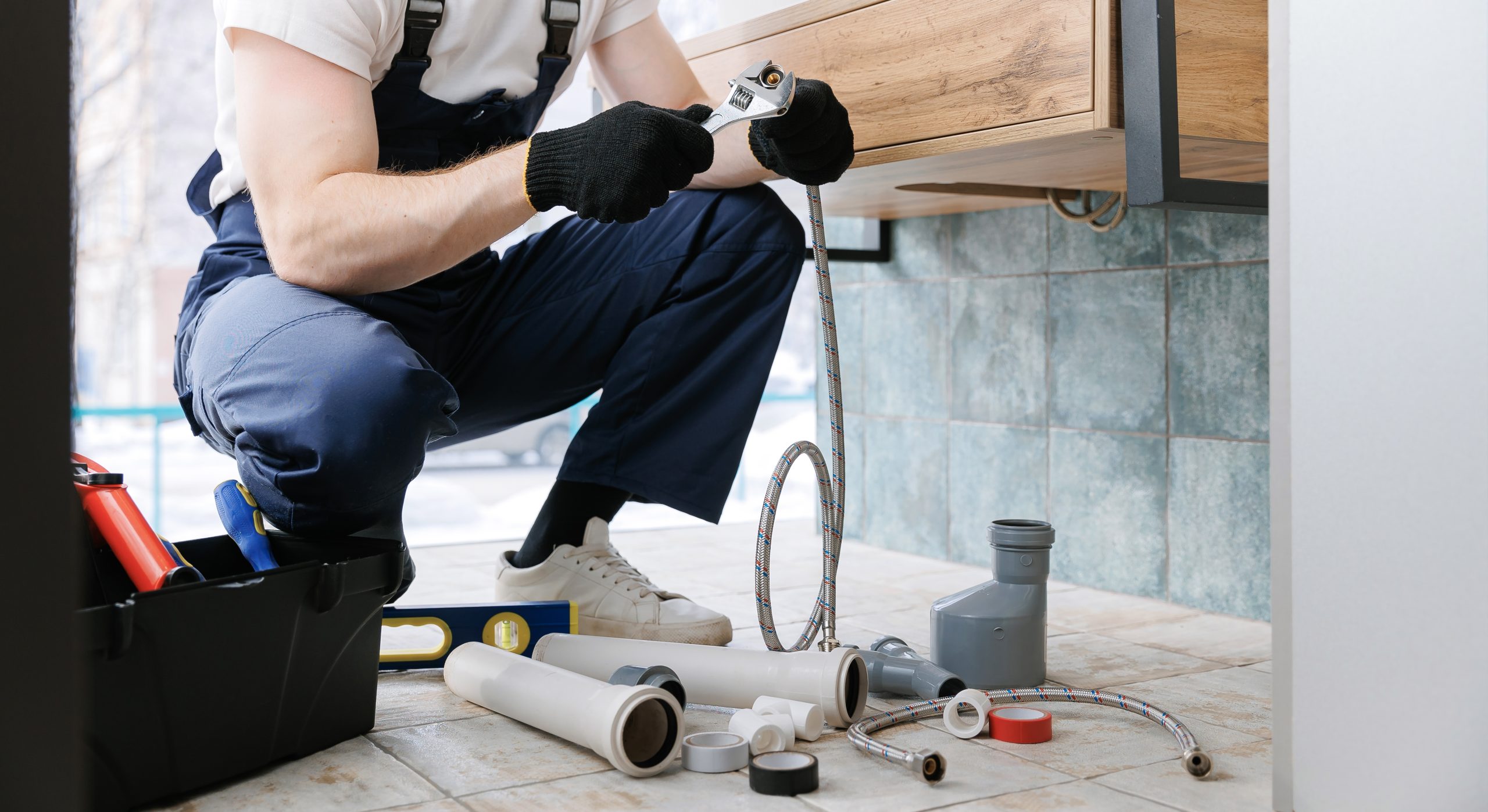 Servicing and preparing a new pipe